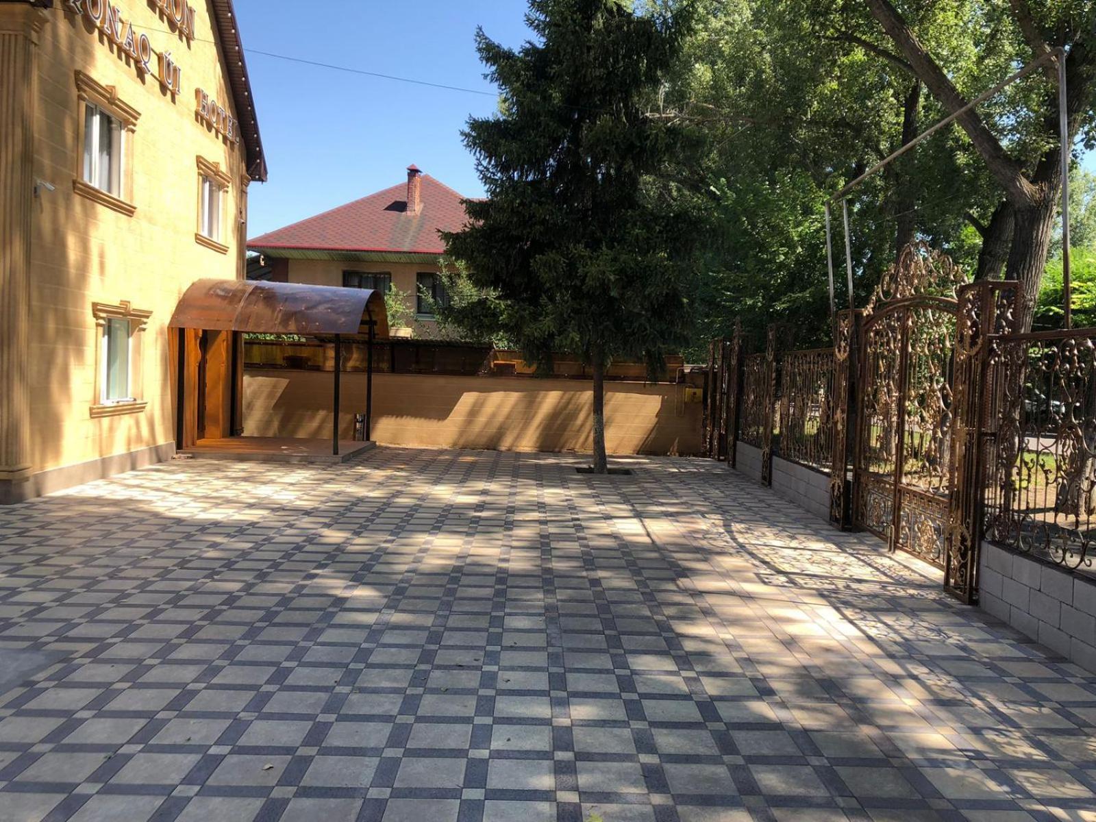 Hotel Lion Almatî Exterior foto